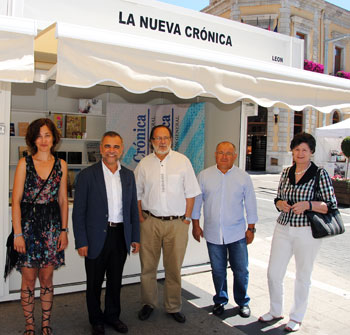 Las autoridades visitaron el stand de La Nueva Crónica en la feria. | ABAJO