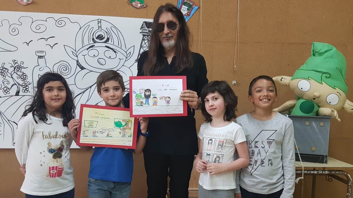 Los niños de Navaliegos regalaron unos dibujos a los autores.