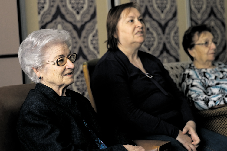 Mari Carmen, María Jesús e Ignacia, a quien todos llaman ‘Ina’, «más coquetón».| DANIEL MARTÍN