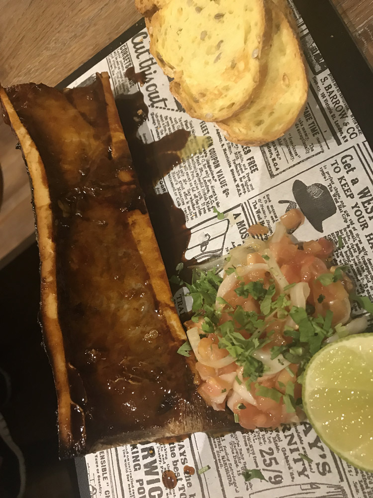 Fuera de carta, un tuétano a la brasa espectacular, qué delicia. | S.M.