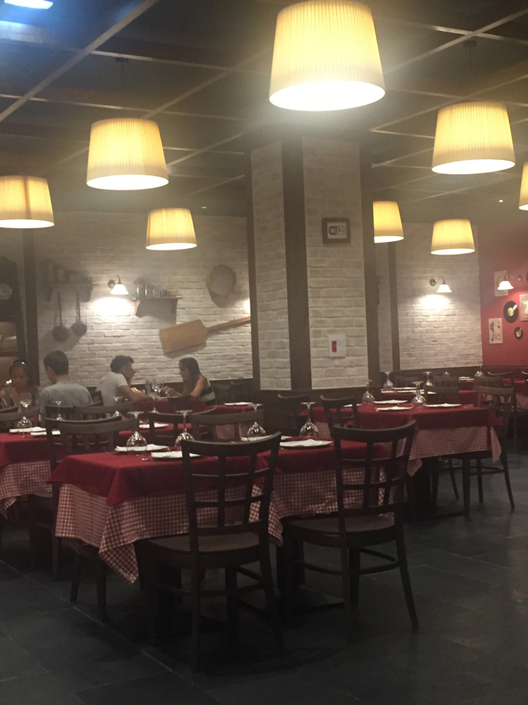 Un rincón del restaurante Cambalache de León, que abrió sus puertas este verano en León. | S.M.