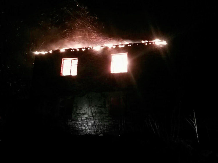 Una casa en llamas en la localidad de Silván (Benuza).