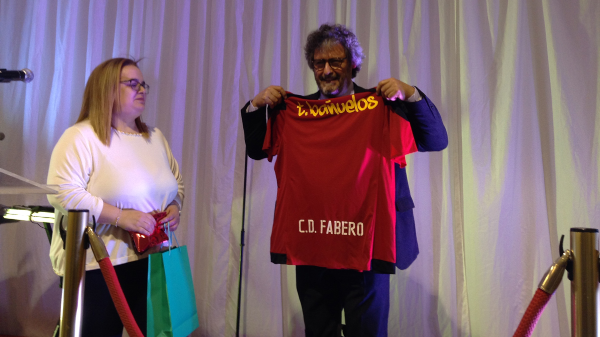 Tomás Bañuelos, con la camiseta del CD Fabero que le regaló el club.