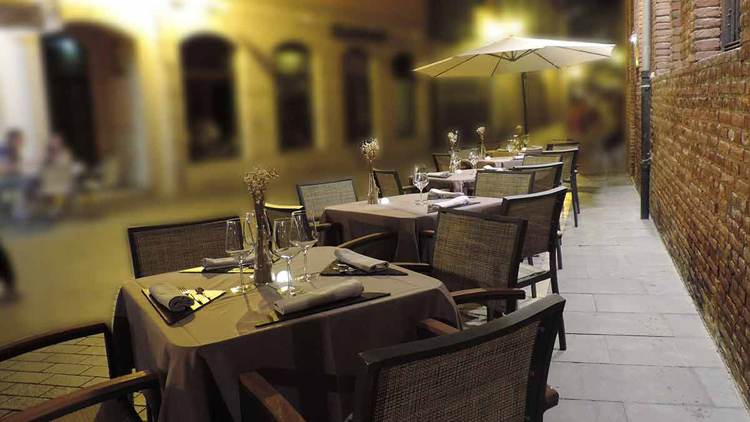La terraza del Delirios, detrás de la Catedral, acogerá a una veintena de comensales en esta cena.