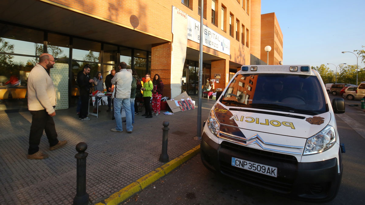 Desalojo de los encerrados en el Hospital del Bierzo este miércoles. | CÉSAR SÁNCHEZ (ICAL)