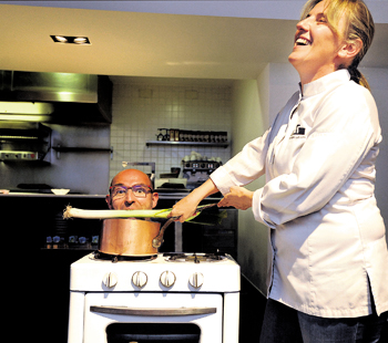 Yolanda León ‘cocina’ en los fogones de Cocinandos a Juanjo Pérez. | DANIEL MARTÍN