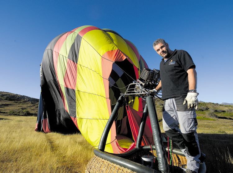 El asturiano Efrén Soto es el veterano piloto de Íkaro Globos. | MAURICIO PEÑA