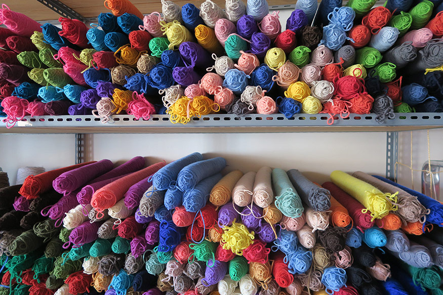 Lanas de distintos colores en la empresa de artesanía textil Santiago Geijo de Val de San Lorenzo. | E.M. (ICAL)