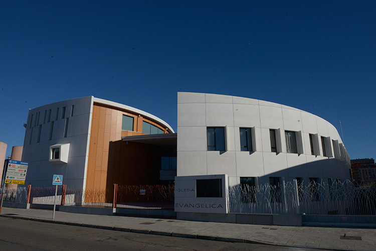 Iglesia evangélica de Eras de Renueva, financiada por los fieles y pendiente de concluir. | MAURICIO PEÑA