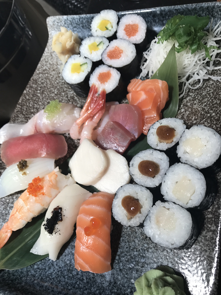 Variado grande de sushi en Koi. | S.M.