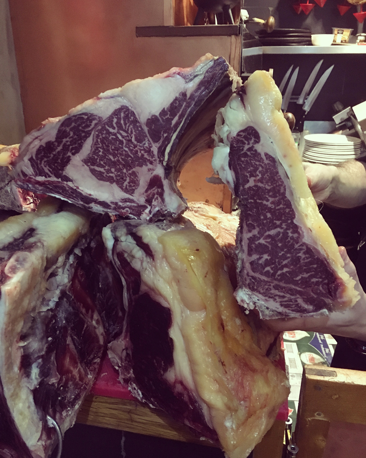 Carne de vaca de más de 8 años con 40-45 días de maduración. Miren qué pinta antes de la 'cata'... | S.M.