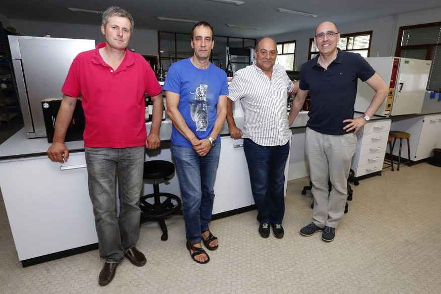 Grupo de trabajo para la investigación del lúpulo. (IaD), el presidente de Lúpulos de León, Isidoro Alonso; el investigador Juan José Rubio; el director del Instituto de Investigación de la Viña y el Vino, Enrique Garzón y el asesor jurídico, Carlos G. Antón. | ICAL