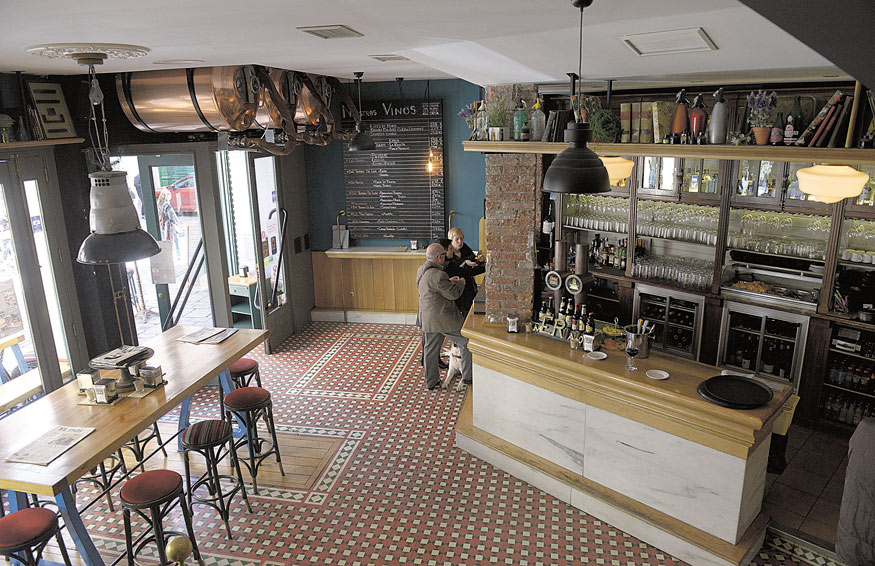 En la barra del restaurante Mercado sirven tapas y raciones. | MAURICIO PEÑA