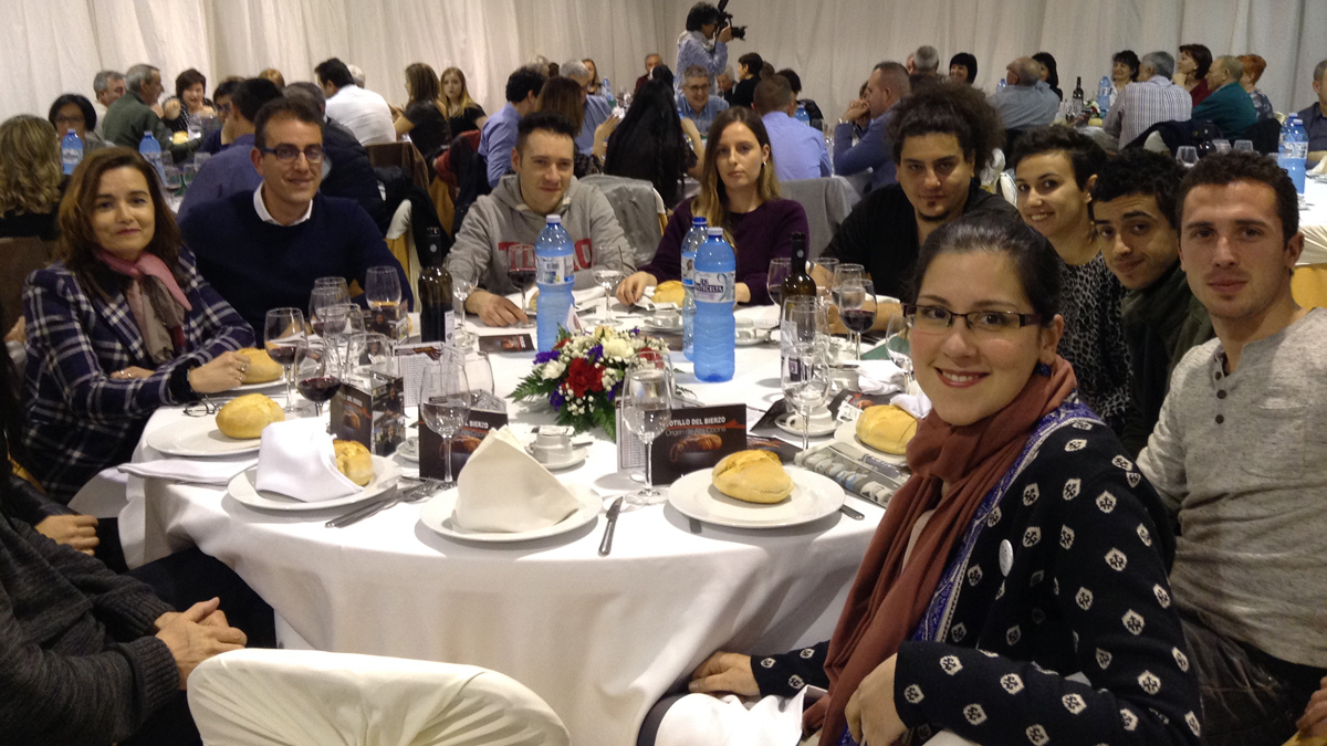 Alumnos del Cian con el empresario de los almendros Ángel Pérez.