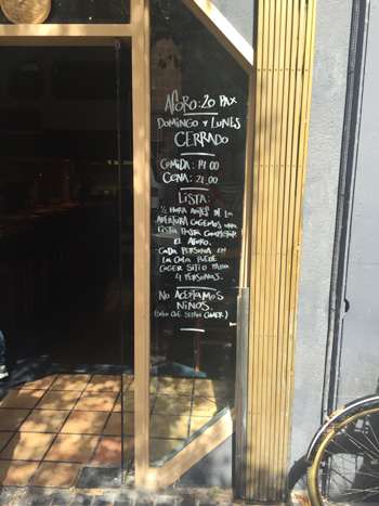 La tiza marca en su escaparate las peculiaridades del Nakeima, un local singular en Madrid. | S.M.