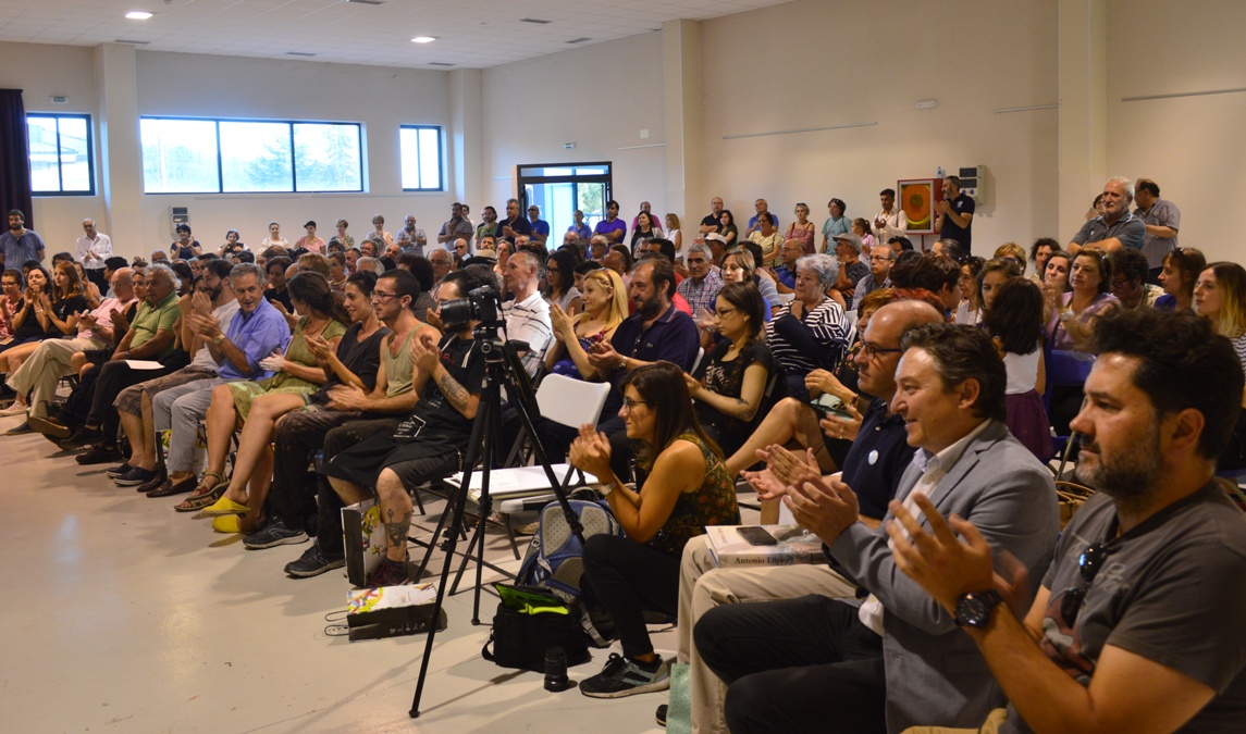 Mucho público para escuchar la conferencia de Antonio López. | D.M.