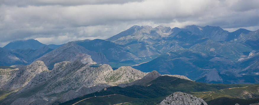 Vista desde la cumbre Peña Forcada, Sausarón y picos de Mampodre. | V. GARCÍA