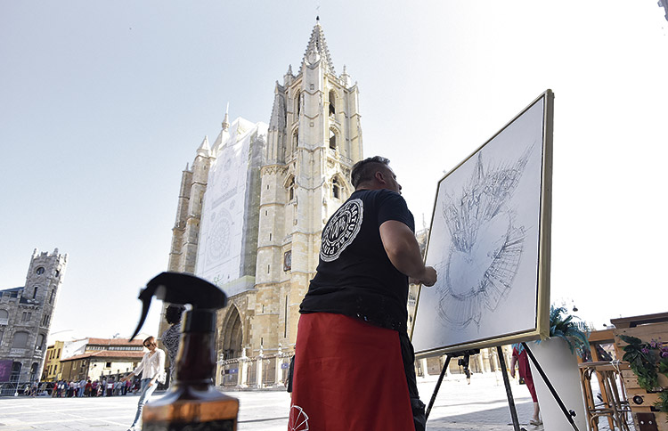 Muestra del concurso de pintura rápida en la plaza de la Catedral. | SAÚL ARÉN
