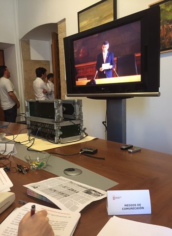 Los medios de comunicación tuvieron que seguir la constitución de la Corporación provincial desde una sala contigua en la que se habilitó un plasma.