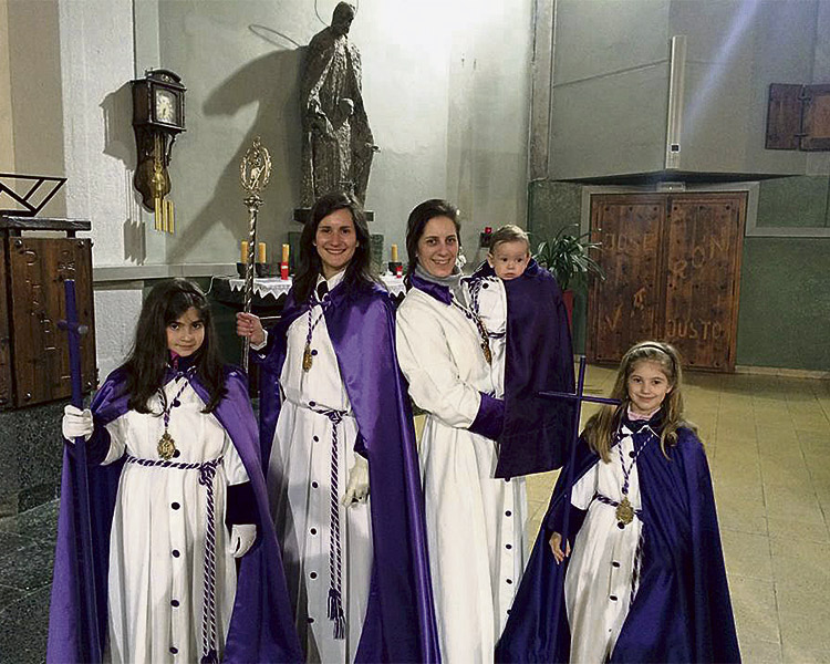 Almudena junto a sus tres hijos, papones desde la barriga, y su hermana.