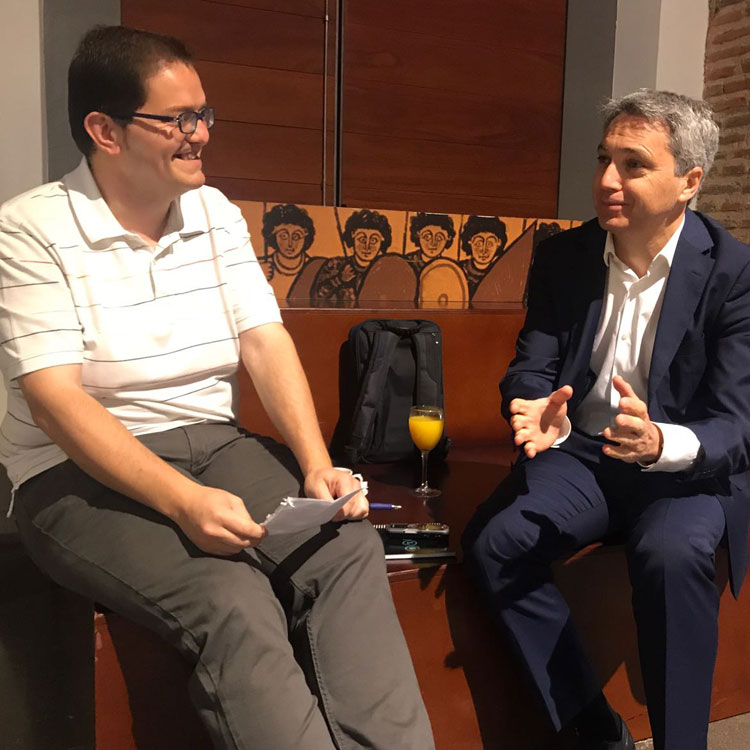 Alfonso Martínez (izquierda) charla con Vicente Vallés.