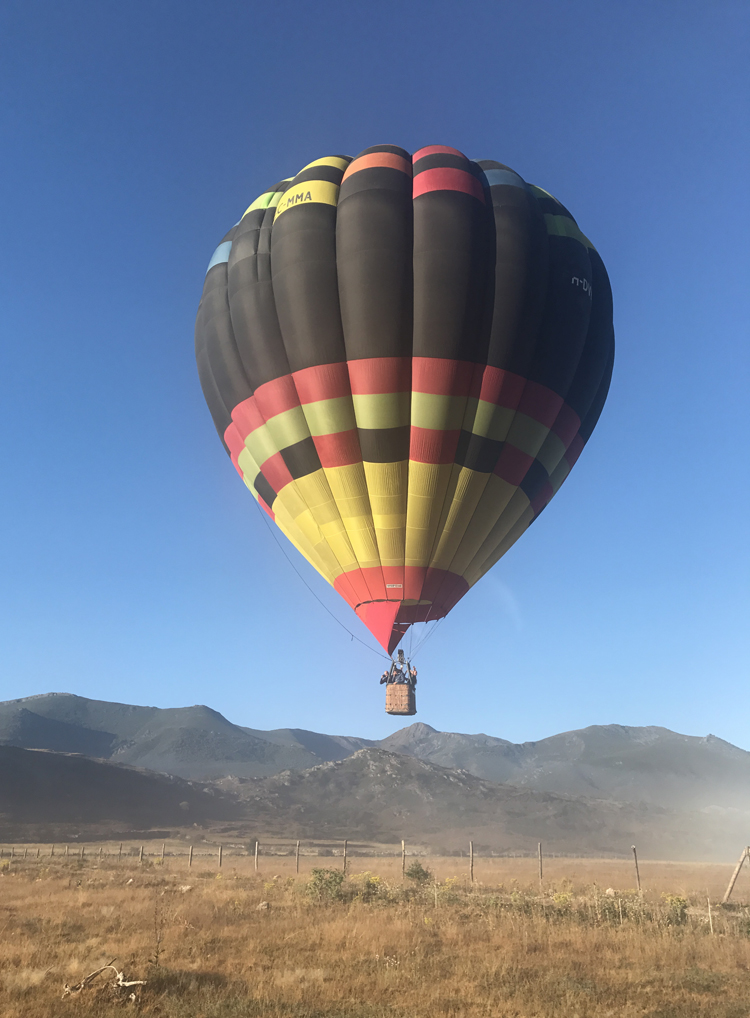Tras el despegue, el globo vuela hacia las nubes... | S.M.