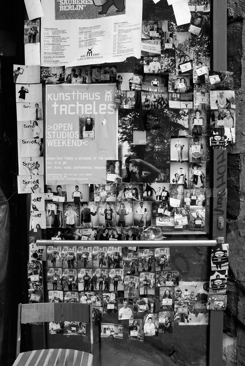 Carteles de apoyo al Tacheles, en Berlín, que fue desalojado en 2012. | Pablo J. Casal