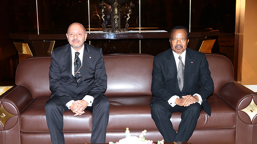 Jorge de Orueta, junto al presidente deCamerún, Paul Biya.
