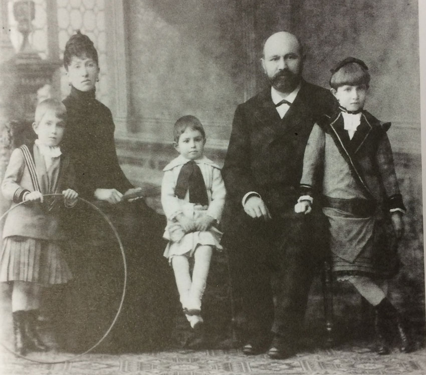 Manuel Rodríguez y Catalina Arzuaga con sus hijos: Elvira, Luisa y Manuel.