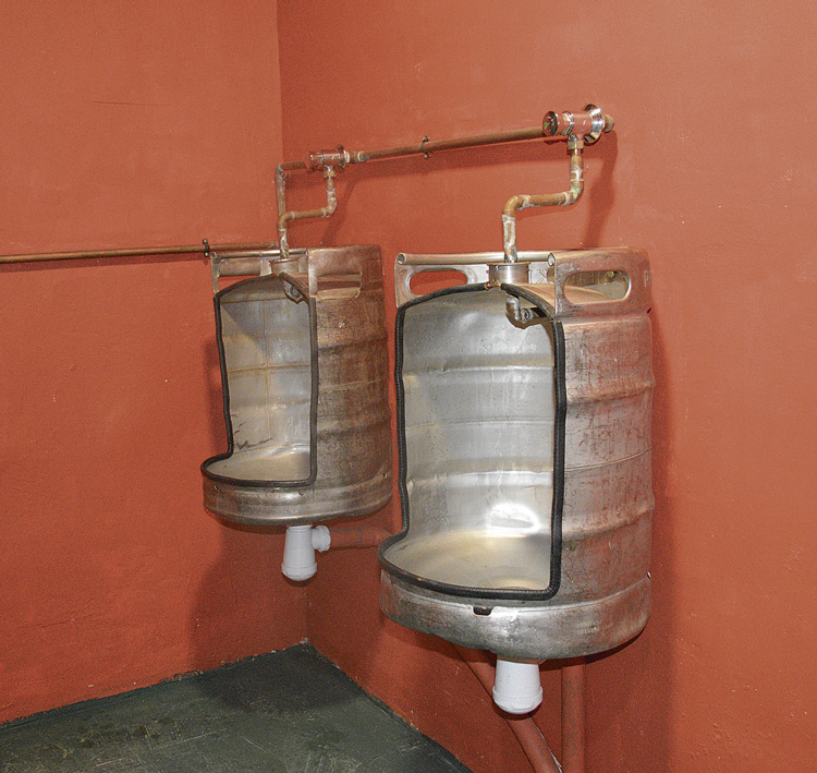 Hasta los urinarios nacen de otros bidones, estos de cerveza.