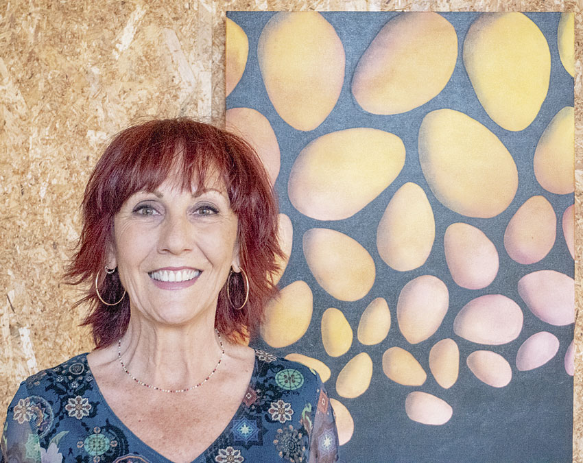 La artista Elena Ordóñez junto a uno de sus cuadros. | VICENTE GARCÍA
