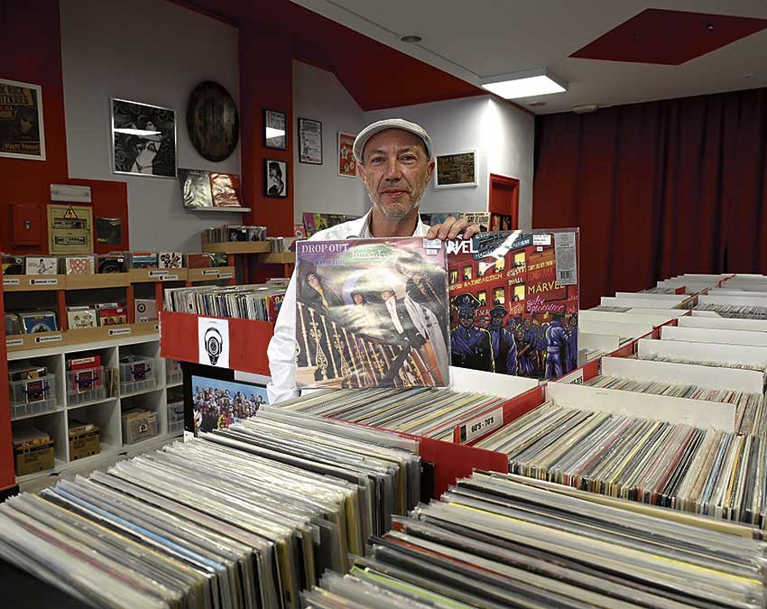 Pipo sujeta dos de sus vinilos. | SAÚL ARÉN