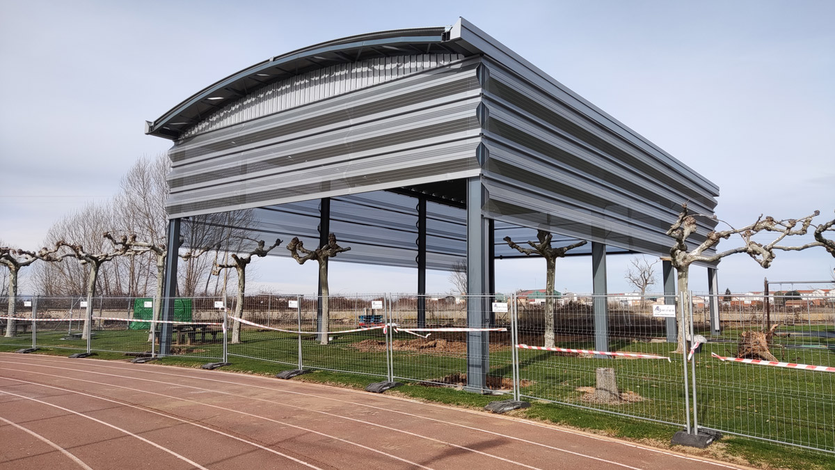 Cubierta para la nueva pista de pádel del polideportivo municipal. | A. R.
