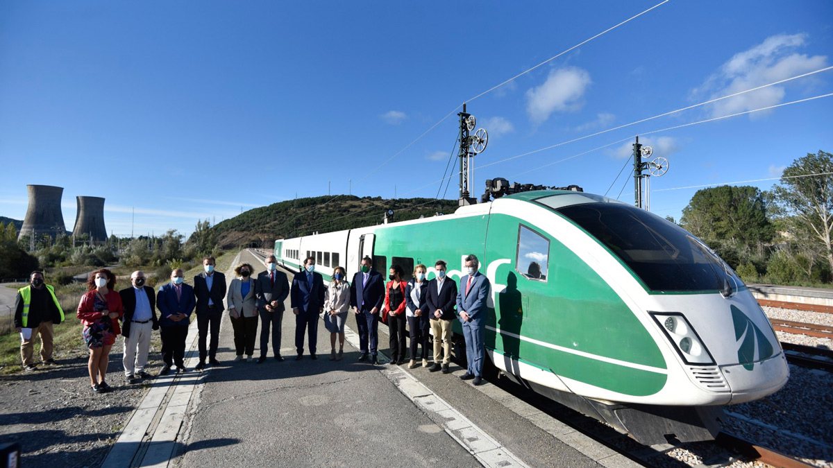 Las autoridades en la salida del tren en La Robla. | E. NIÑO