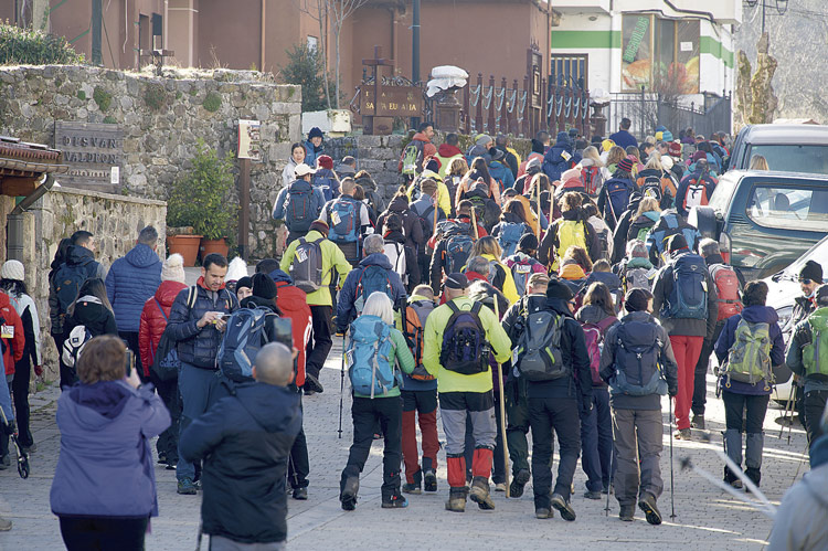 La salida de la caminata, multitudinaria como se observa. | ISIDORO R. CUBILLAS